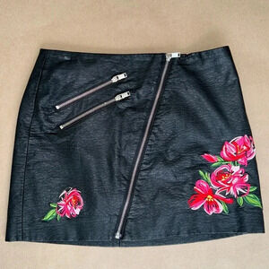 Divided by H&M Women Black Faux Leather With Embroidered Flowers Skirt Sz 8